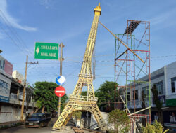 Miniatur Menara Eiffel Sebagai Icon Kota Probolinggo Tertabrak Truk