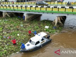 Polresta Banjarmasin Membersihkan Sampah yang Mengganggu Lalu Lintas di Sungai Martapura