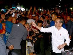 Jokowi dan Iriana Membagikan Kaos dan Perlengkapan Bayi di Salatiga