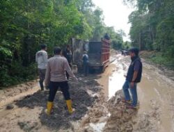 Polisi, Warga, dan Bongkaran Tol Berkolaborasi untuk Perbaiki Jalan Cengal-Sungai Jeruju di Sumsel