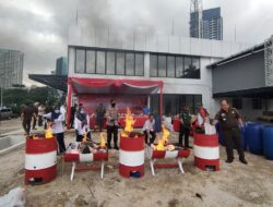 Kejari Jakarta Barat menghancurkan barang bukti yang disita dari kasus perampasan