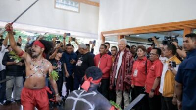Warga Ambon Antusias Menyambut Ganjar dengan Tari Cakalele dan Penyematan Tenun Khas Maluku