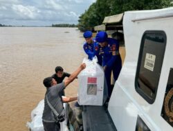 Kotak Suara di Jambi Diangkut Kapal Patroli Polairud saat Banjir Melanda