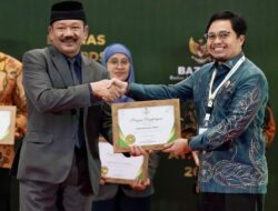 Bupati HST menerima penghargaan dalam pengelolaan zakat terbaik dari BAZNAS RI