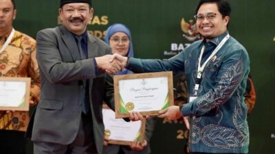 Bupati HST menerima penghargaan dalam pengelolaan zakat terbaik dari BAZNAS RI