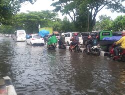 Banjir di Jalan Soekarno Hatta Kota Bandung menyebabkan Kemacetan di Arah Cibiru