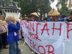 Mahasiswa Bersitegang dengan Polisi saat Meneriakkan Penolakan Kenaikan Harga Beras di Sukabumi