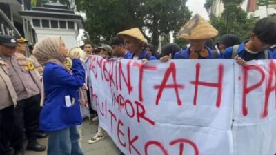 Mahasiswa Bersitegang dengan Polisi saat Meneriakkan Penolakan Kenaikan Harga Beras di Sukabumi