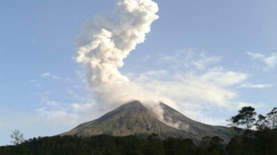 Gunung Merapi Muntahkan 15 Kali Guguran Lava Sejauh 1,7 Km Pada Pagi Hari