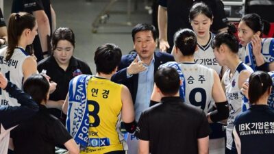Pelatih IBK memberikan tanggapan setelah mengalahkan tim Megawati Cs dalam pertandingan Liga Voli Korea