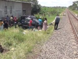 Mobil Terlindas Setelah Tertabrak Kereta Api di Perlintasan Tanpa Penjagaan di Malang