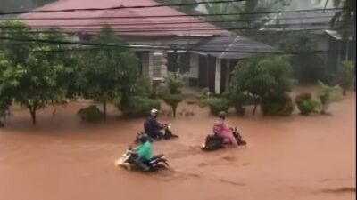Banjir melanda 11 Kecamatan di Padang, Membuat Ratusan Keluarga Mengungsi