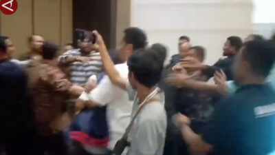 Perdebatan Antara Anggota Bawaslu dan KPU Maluku Utara Membuat Kericuhan Saat Rapat Pleno