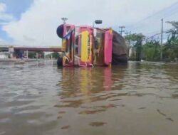 Truk Logistik Terguling di Jalur Pantura Kaligawe Semarang Setelah Nekat Terobos Genangan Banjir