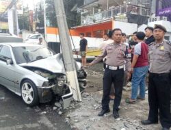 BMW Tabrak Tiang Listrik di Jalan Setiabudi Bandung Diduga karena Sopir Ngantuk