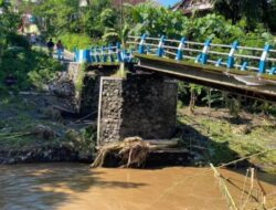 Banjir Lahar Dingin Semeru Putuskan Jembatan di Lumajang