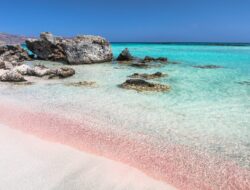 Pesona Elafonissi Beach dengan Pasir Merah Muda yang Menyegarkan Pandangan
