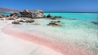 Pesona Elafonissi Beach dengan Pasir Merah Muda yang Menyegarkan Pandangan