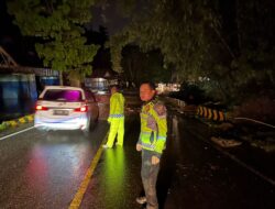 Jalan Padang-Bukittinggi Kembali Bisa Dilalui Setelah Empat Jam Lumpuh