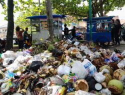 Tumpukan Sampah Wisatawan di Pantai Pangandaran