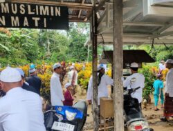 Jamaah Shalat ID Menggunakan Kuburan sebagai Tempat Silaturahmi