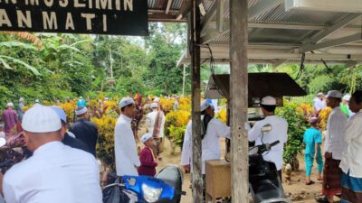 Jamaah Shalat ID Menggunakan Kuburan sebagai Tempat Silaturahmi