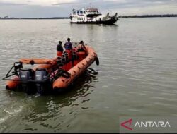 A Chinese ship crew members plunge into Kota Baru waters