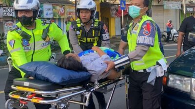 Aksi Dramatis: Lansia Penderita Sesak Napas Diselamatkan dari Kemacetan Lebaran di Malang