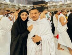 Keluarga Anang Hermansyah Bagi Takjil di Makkah