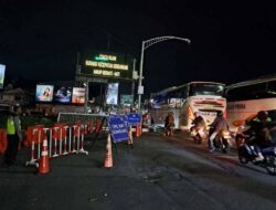 Arus Balik One Way, Kendaraan Terus Padat di Kota Semarang Hingga Larut Malam