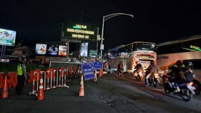 Arus Balik One Way, Kendaraan Terus Padat di Kota Semarang Hingga Larut Malam