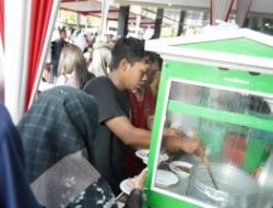 Warga Muba menikmati suasana di Rumdis Pemkab Muba sambil menikmati makanan gratis