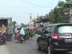 Antrean Kendaraan Panjang Terjadi di Pasar Tumpah Jalur Pantura Tuban karena Macet